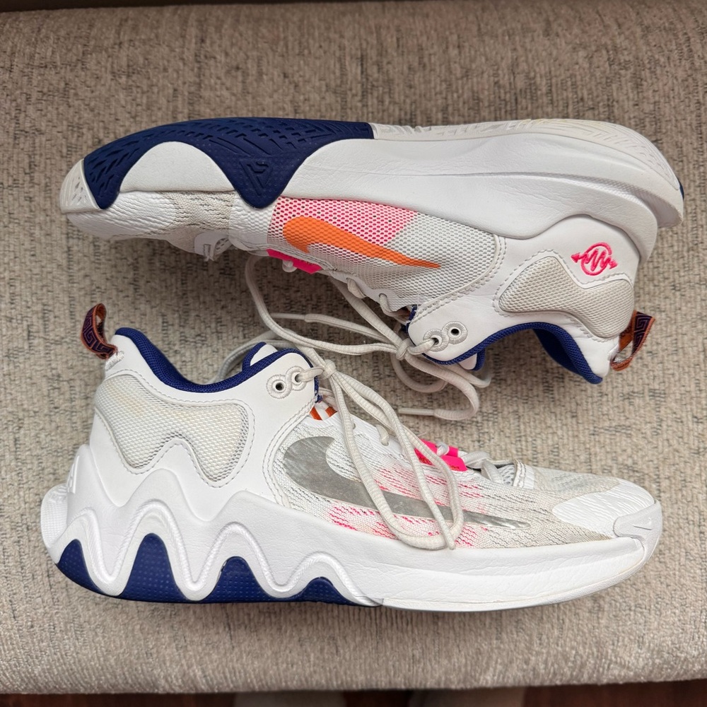 Nike Giannis Immortality 2 basketball Shoes Youth size 5.5